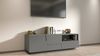 Dmora TV-Ständer Cecia, niedriges Wohnzimmer-Kommode mit 2 Türen und 1 Schublade, TV-Ständer-Basis, 150x44x46 cm, Anthrazit Bild 4