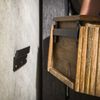 Nachttisch Vagula aus massivem Mangoholz, rundes Wellen Design, Natur, schwebend mit Schublade Bild 3