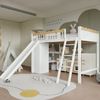 Hochbett, Kinderbett, Mit Kinderrutsche, Kleiderschrank und Ablageschrank unter dem Bett, Vierseitiger Zaun mit exquisiten Mustern Kiefer + MDF + Sperrholz, Weiß+Natur, 90x200cm Bild 4