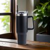 Thermobecher mit Strohhalm 1100ml | Isolierbecher 304 Edelstahl To-Go | Doppelwandiger Kaffeebecher Trinkbecher mit Griff für Heiße & Kalte Getränke Bild 4
