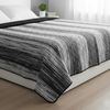Tagesdecke 220 x 240 cm - Bett- & Sofaüberwurf mit Steppung, pflegeleicht & atmungsaktiv - Schwarz-Weiß Bild 3