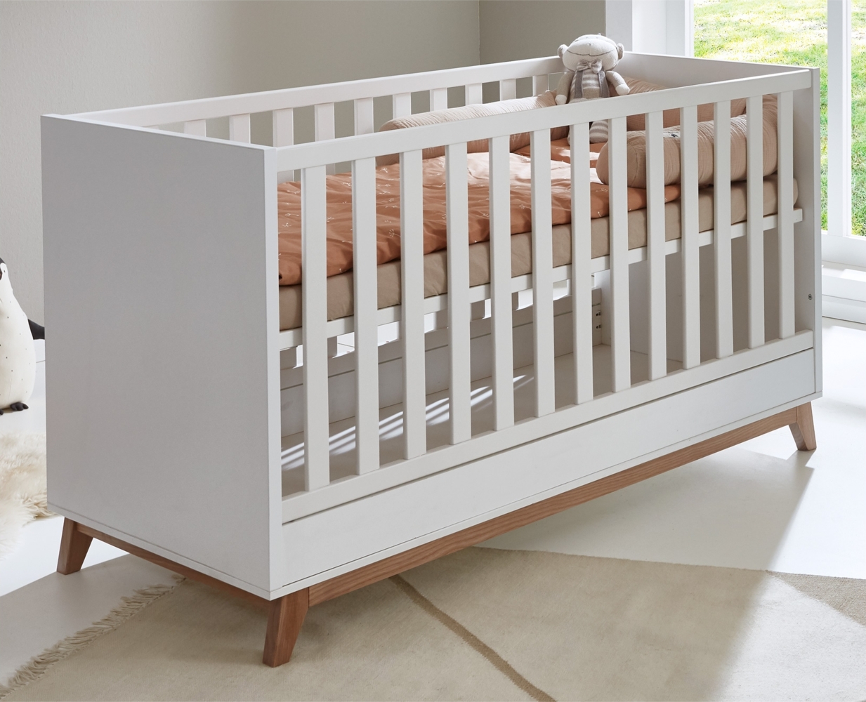 Kinderbett 70 x 140 cm inkl. Lattenrost »Lina«, (B/H/T): 144/89/75 cm, Kreideweiß / Walnuss, Arthur Berndt Bild 1