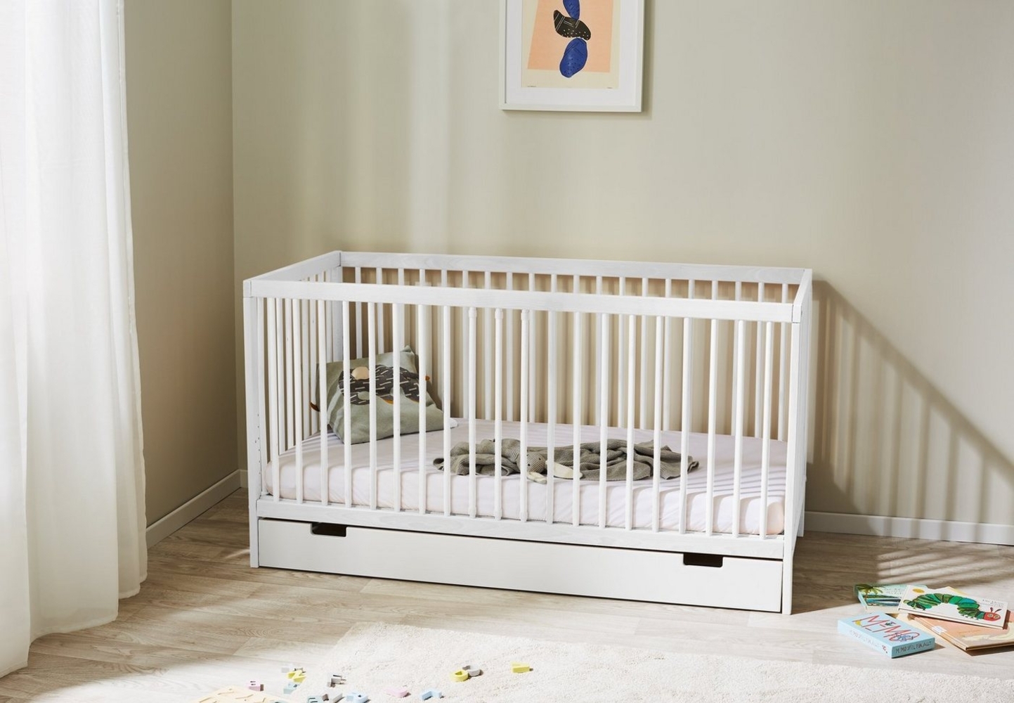 Babybett Kinderbett Gitterbett 70x140 höhenverstellbar & herausnehmbare Sprossen, mit Schublade,| Buchenholz weiss sehr stabil Made in Europe Bild 1