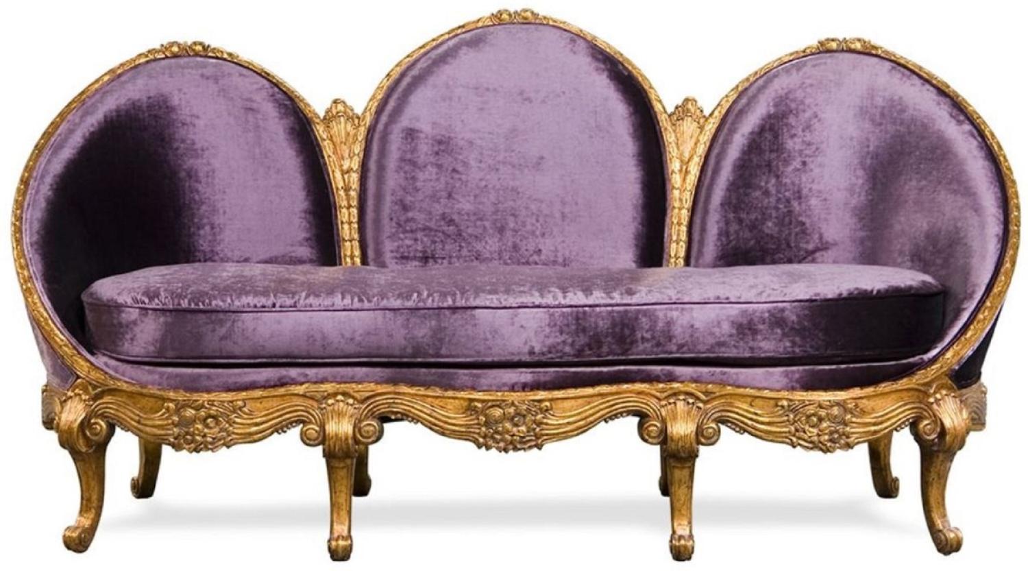 Casa Padrino Luxus Barock Samt Sofa Lila / Antik Gold - Edles Handgefertigtes Wohnzimmer Sofa im Barockstil - Barock Wohnzimmer Möbel - Edel & Prunkvoll Bild 1