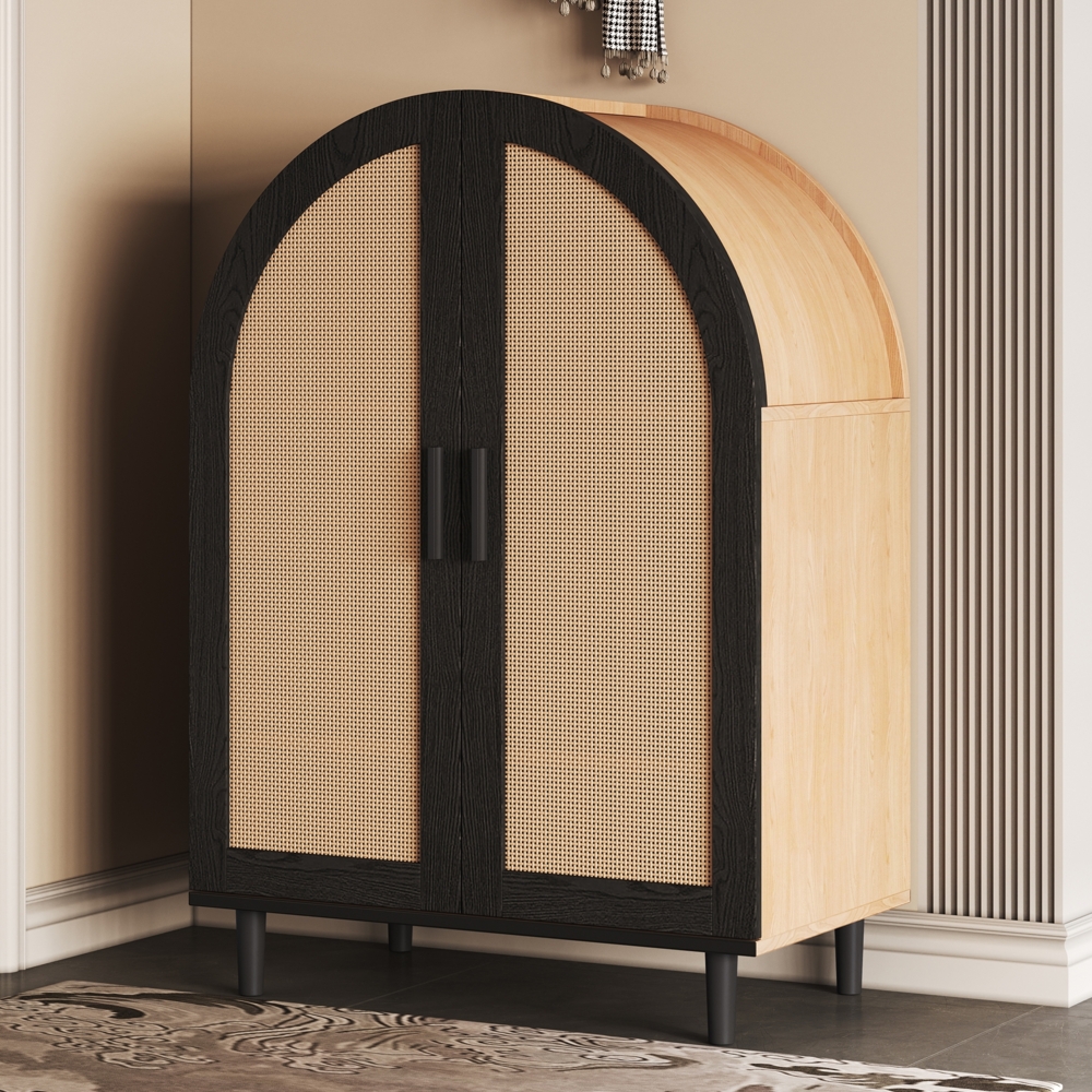 Elegantes Sideboard/Schuhschrank mit abgerundeter Außenseite, durchbrochenen Rattantüren und drei Regalen. Bild 1