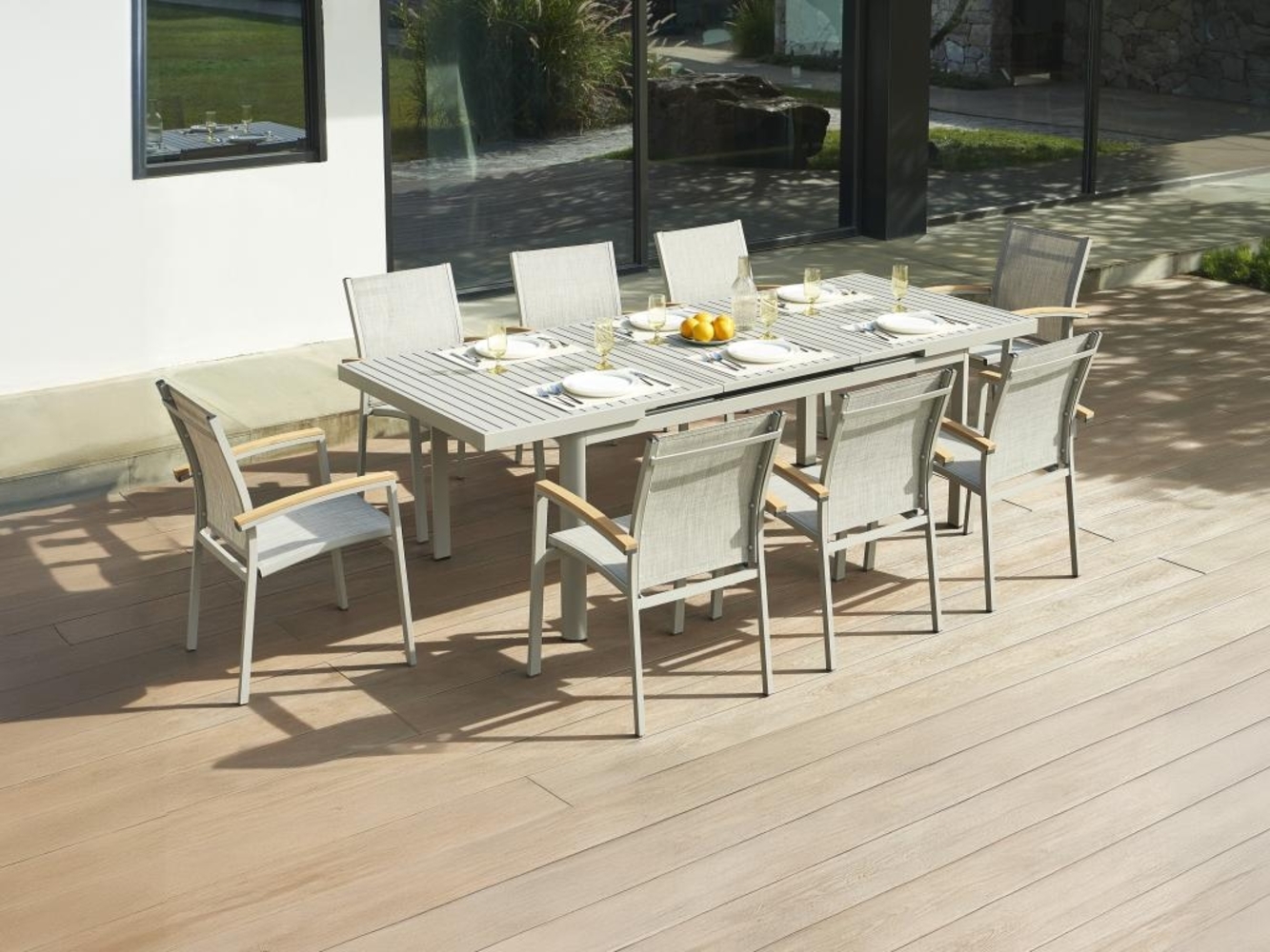 Vente-unique - Garten-Essgruppe: Tisch ausziehbar 180/240 cm + 8 stapelbare Sessel mit Armlehnen aus Akazienholz - Aluminium - Taupe - NAURU von MYLIA Bild 1
