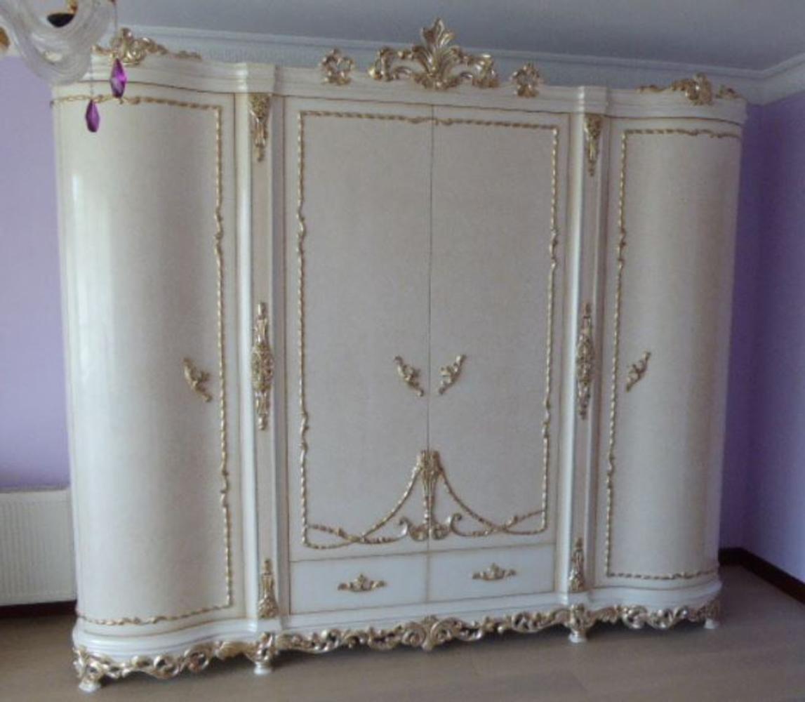 Casa Padrino Luxus Barock Schlafzimmerschrank Weiß / Creme / Silber / Kupfer 320 x 70 x H. 250 cm - Edler Massivholz Kleiderschrank - Schlafzimmer Möbel im Barockstil - Luxus Qualität Bild 1