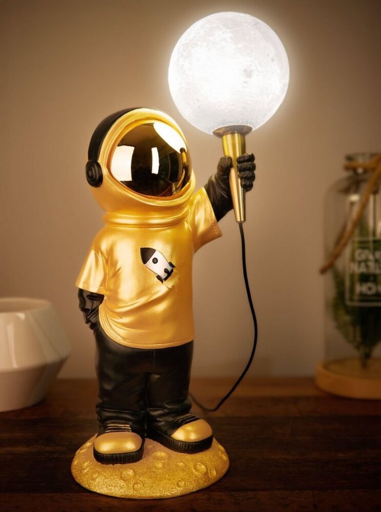 BRUBAKER LED Nachttischlampe Astronauten Tischlampe - 46 cm Weltraum Tischleuchte, mit USB-C Stecker, LED fest integriert, Handbemalte Dekofigur Statue mit Mond Lampe - Gold und Schwarz Bild 1