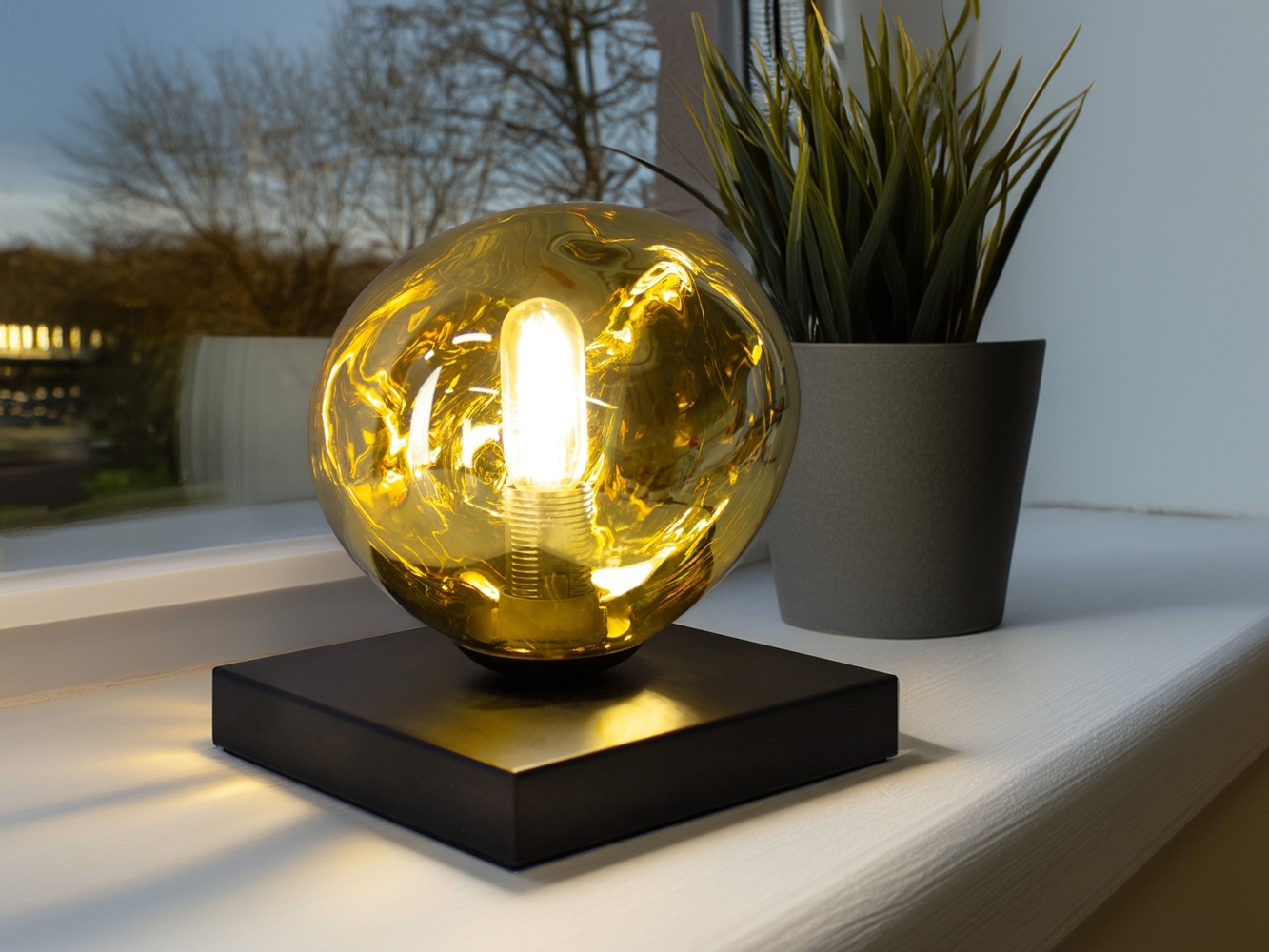 Kleine LED Tischleuchte mit ausgefallener Glaskugel Gelbgold H 17,5cm Bild 1