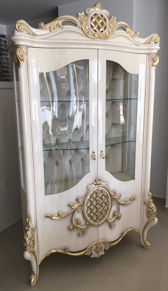 Casa Padrino Luxus Barock Vitrine Weiß / Gold 130 x 50 x H. 222 cm - Prunkvoller Vitrinenschrank mit 2 Glastüren und 2 Glasregalen - Barock Möbel Bild 1