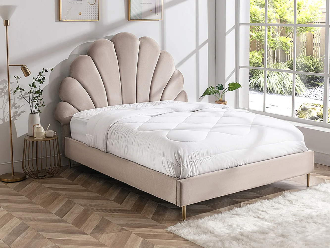 Vente-unique - Bett mit Kopfteil in Muschelform - 160 x 200 cm - Samt- Beige - LIVAYA Bild 1