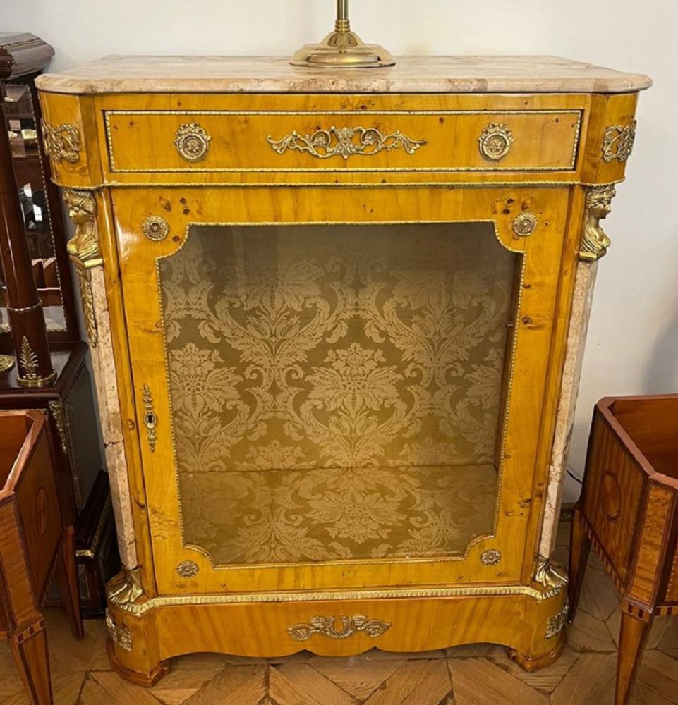 Casa Padrino Barock Vitrine Vogelaugenahorn / Creme / Messing - Handgefertigter Massivholz Vitrinenschrank mit Glastür und Schublade - Barock Möbel - Edel & Prunkvoll Bild 1