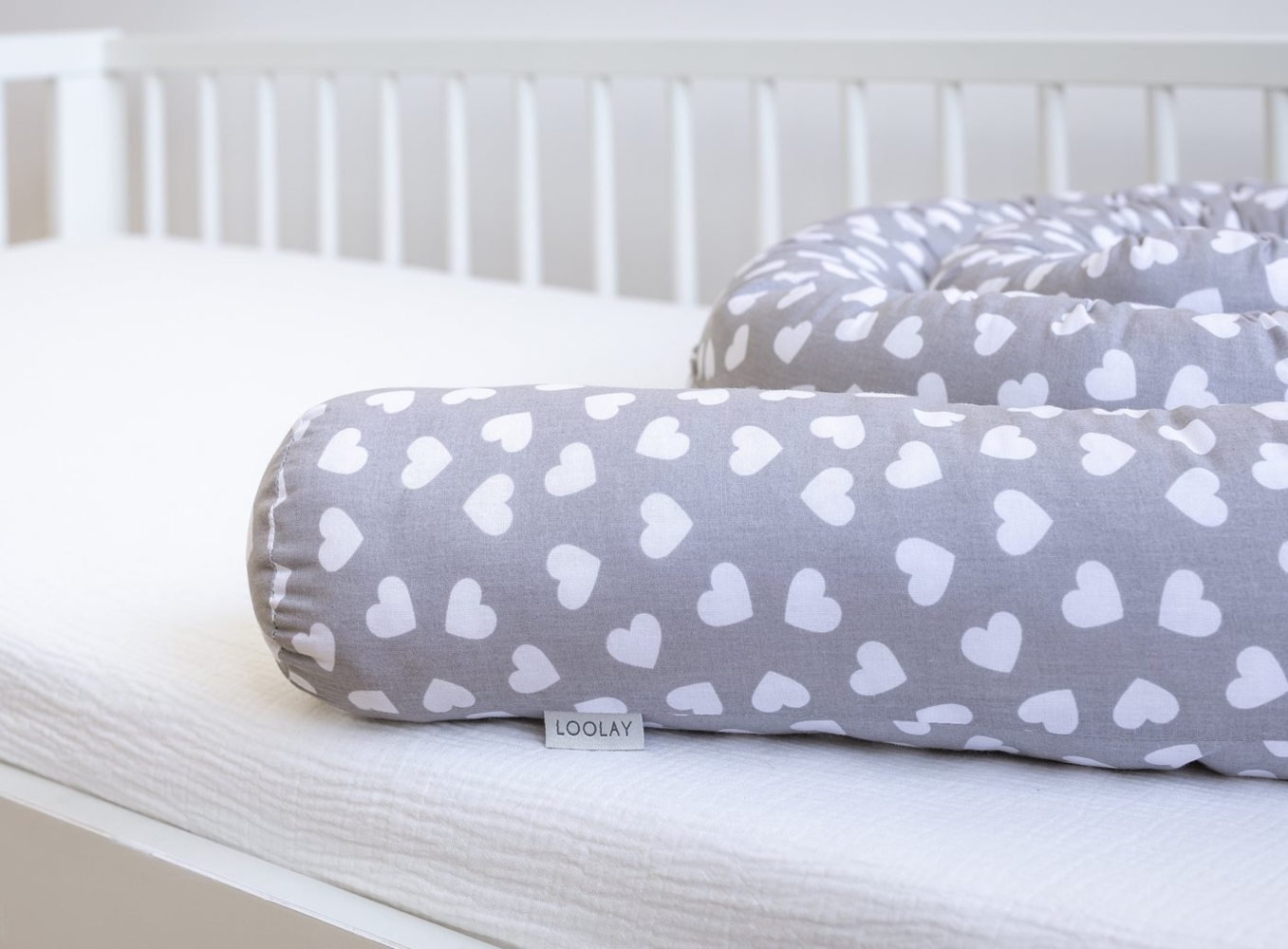 Loolay Nestchenschlange HERZCHEN Grau BioBaumwolle Multifunktion PREMIUM Bettschlange Schlange, (Bettumrandung Krabbeldecke Babybett Umrandung Schlange Bett Kopfschutz, Zierkissen Bettrolle Dekokissen Zugluftstopper - Super GESCHENK), LOOLAY® - 100% Eu... Bild 1