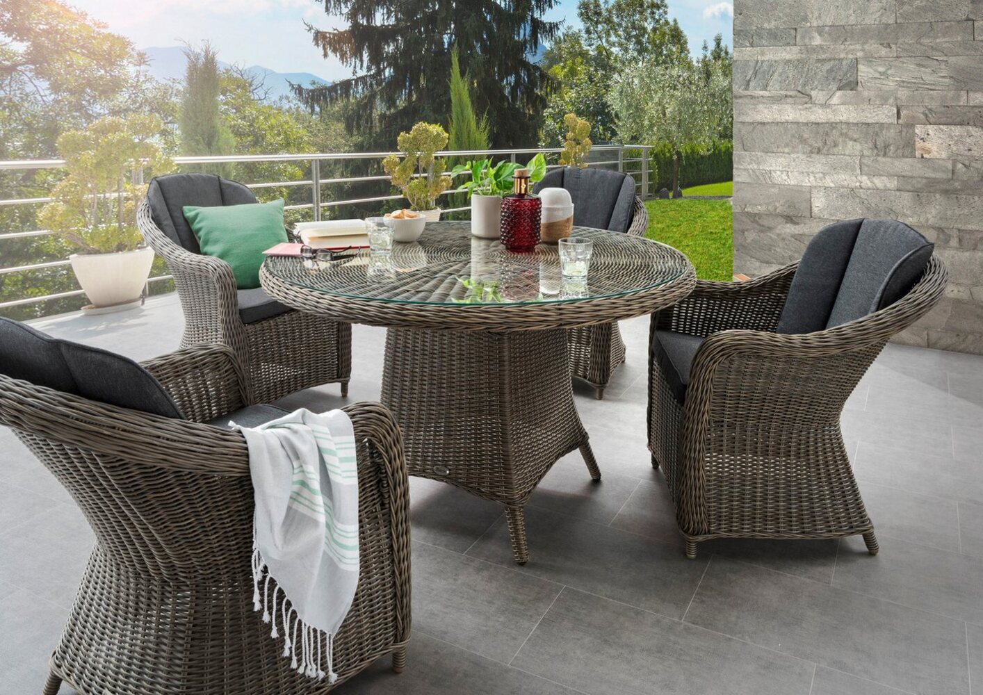 Destiny Garten-Essgruppe MALAGA LUNA, (Set, 5-tlg, 1 Tisch, 4 Sessel), (Set, 13-tlg, 4x Sessel, 1 Tisch Ø 100x75 cm) Alumninium, Polyrattan Bild 1