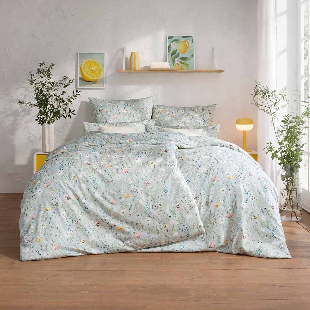 Estella Mako-Satin Bettwäsche 200x200 Celeste grün Blumenwiese Sommer 7961-530 Bild 1