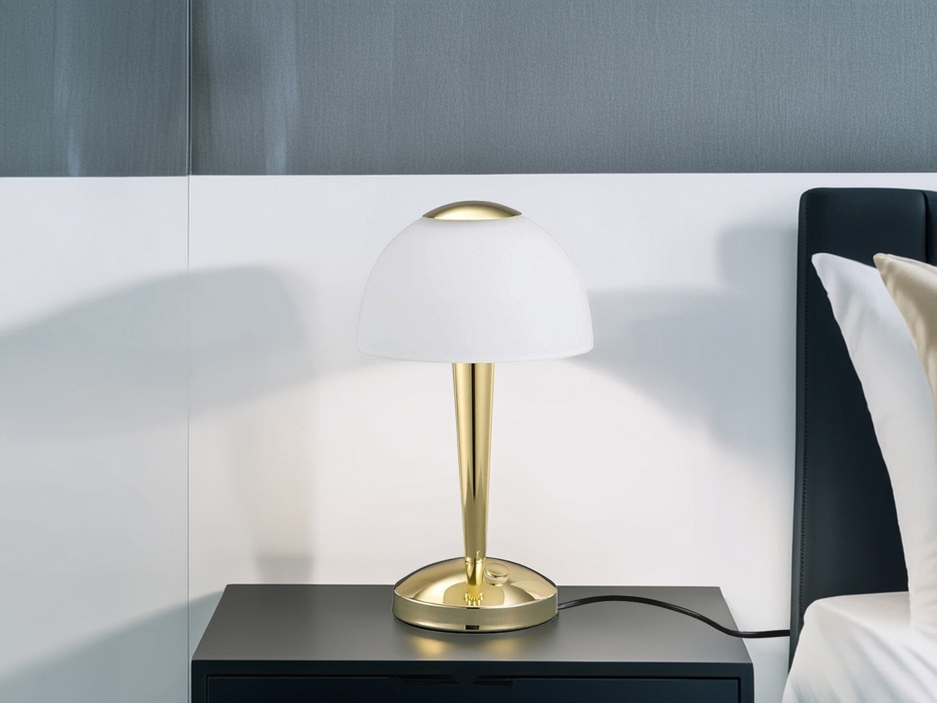 Schicke 4,5 Watt LED Tischleuchte in Messing poliert Bild 1