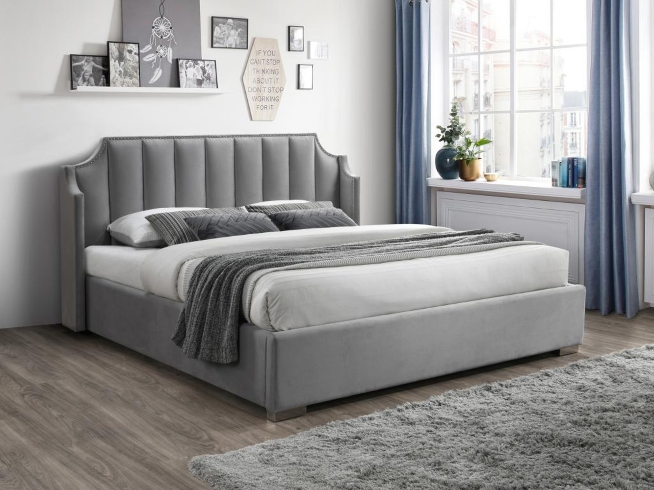 Vente-unique - Bett mit Bettkasten & geschwungenem Kopfteil + Matratze - 140 x 190 cm - Samt - Hellgrau - TEOMIS Bild 1