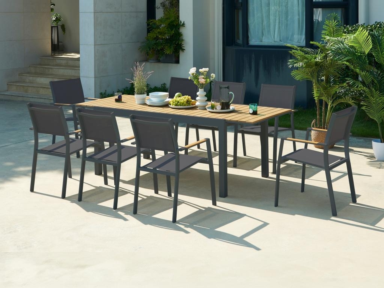 Vente-unique - Garten-Essgruppe: Tisch ausziehbar 170/230 cm + 8 stapelbare Sessel - Aluminium & Polywood - Holzfarben hell & Anthrazit - MACILA von MYLIA Bild 1