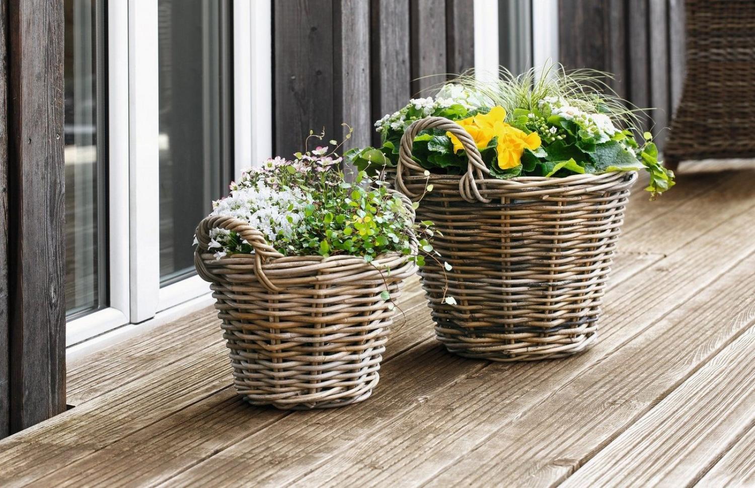 Dekoleidenschaft Pflanzkübel Pflanzkorb "Rattan", grau gekalkt, Blumentopf, Pflanztopf, Blumenkübel, Rattankorb, Flechtkorb, Pflanzentopf, Gartendeko für Draußen Bild 1