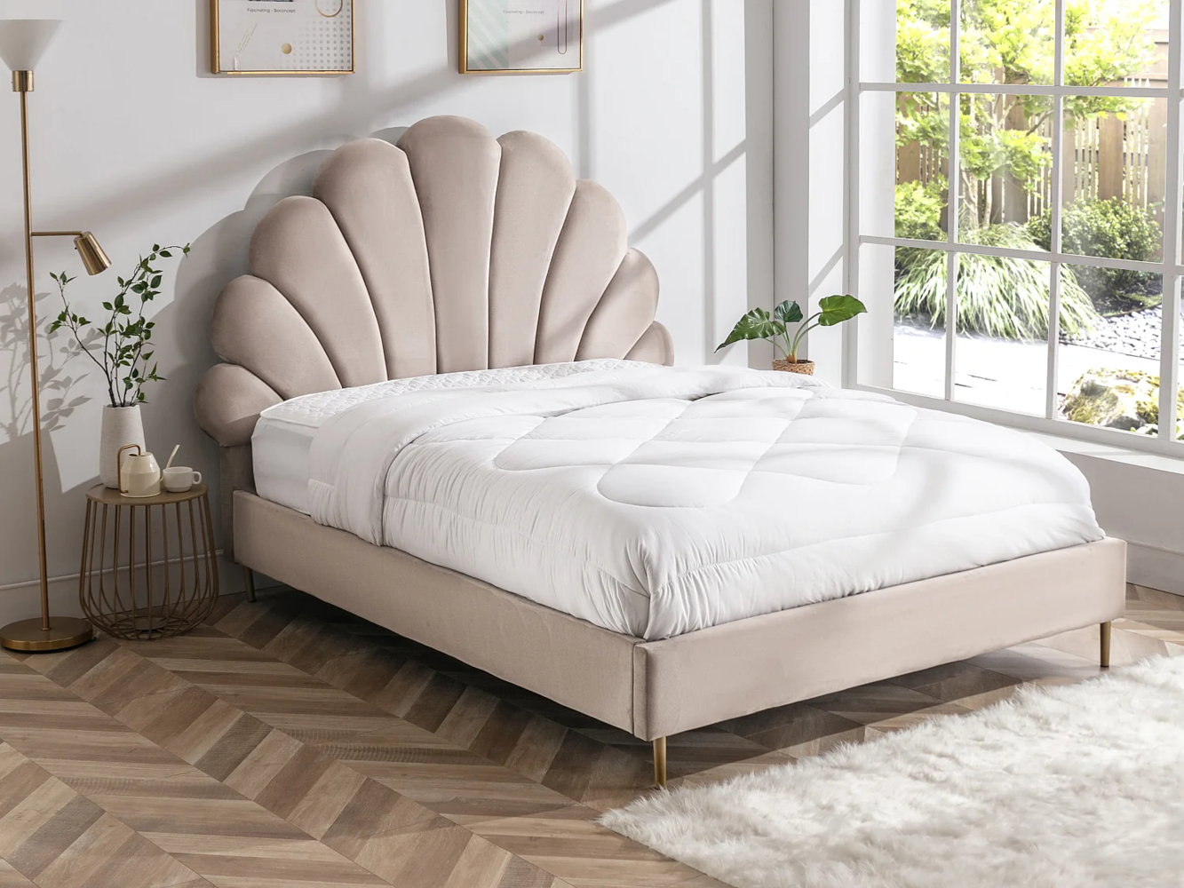 Vente-unique - Bett mit Kopfteil in Muschelform - 140 x 190 cm - Samt- Beige - LIVAYA Bild 1