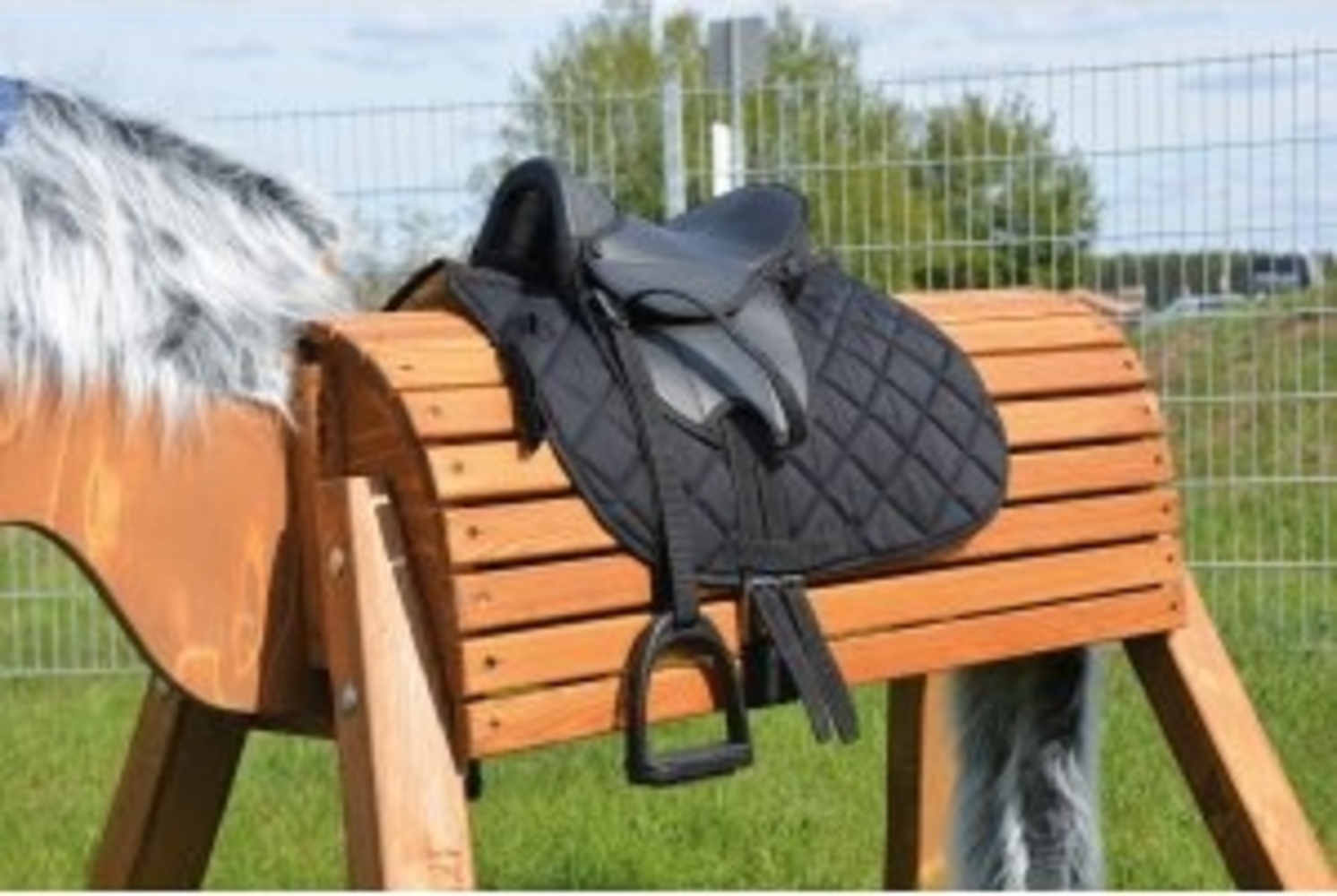 Sattel mit Steigbügel für Holzpferd Bild 1