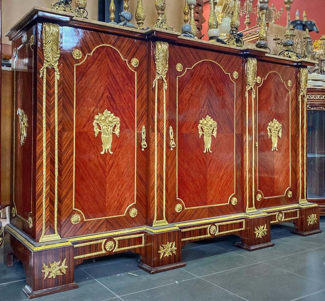 Casa Padrino Barock Sideboard Braun / Gold / Cremefarben - Handgefertigter Massivholz Schrank mit 3 Türen und Marmorplatte - Barock Wohnzimmer Möbel Bild 1