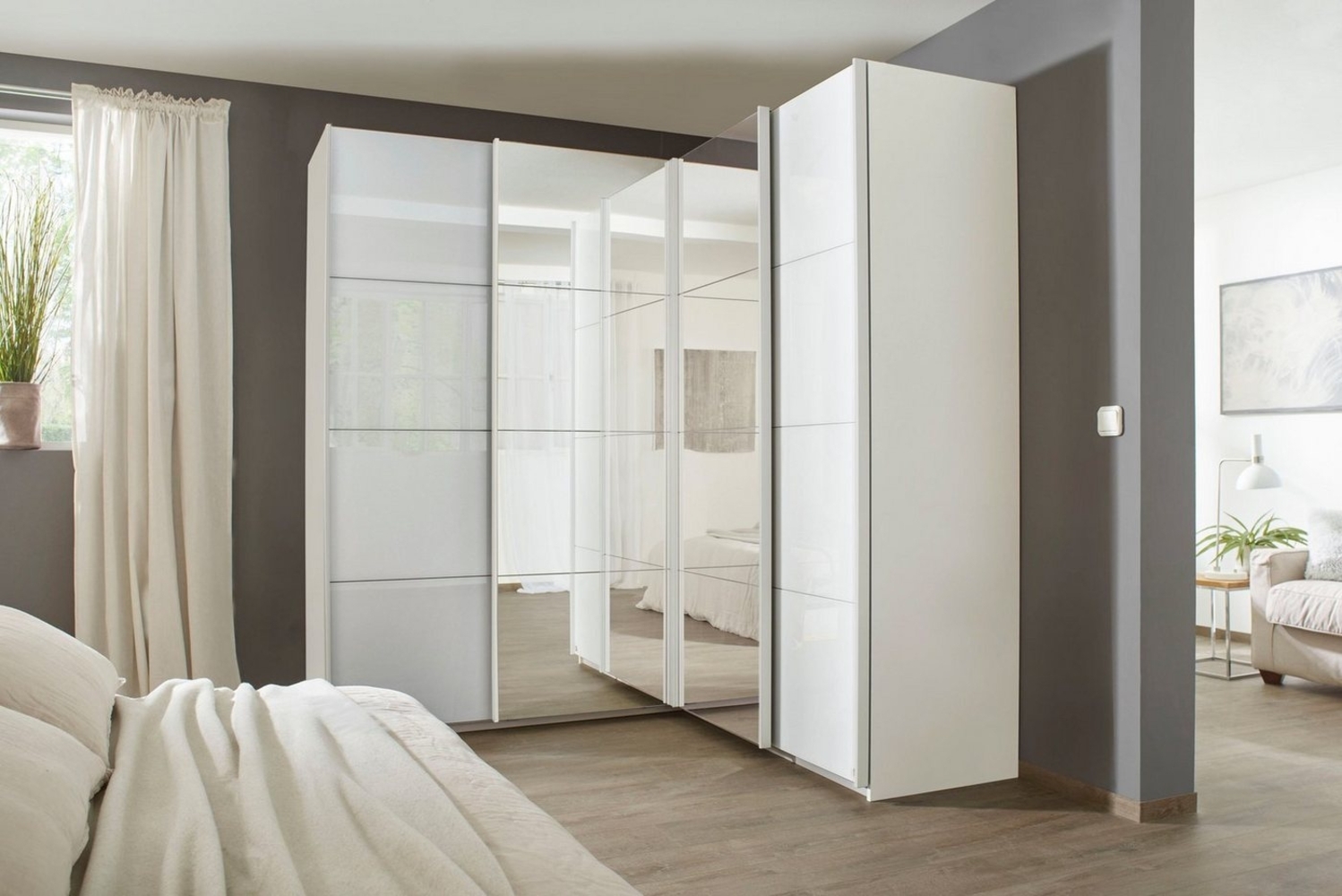 Rauch Möbel Quadra Schrank Eckschrank Schwebetürenschrank, Weiß, 4-trg. mit Spiegel, inkl. 2 Kleiderstangen, 12 Einlegeböden, 3 Schubkästen, BxHxT 181 x 210 x 187 cm Bild 1