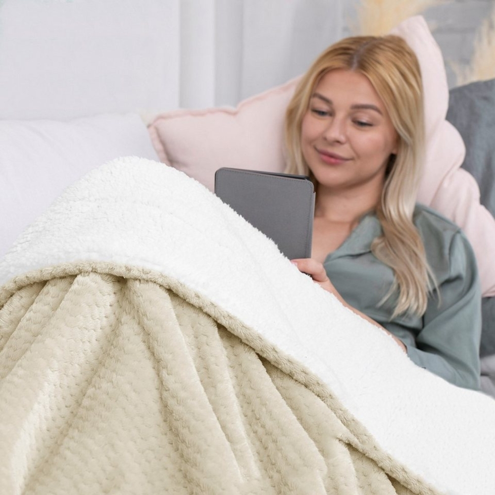 Wohndecke Kuscheldecke zarte Steppung Lammfelloptik, texpot Bild 1