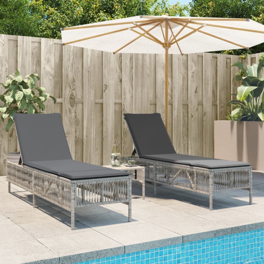 vidaXL Sonnenliegen 2 Stk. mit Tisch Hellgrau Poly Rattan 4002751 Bild 1