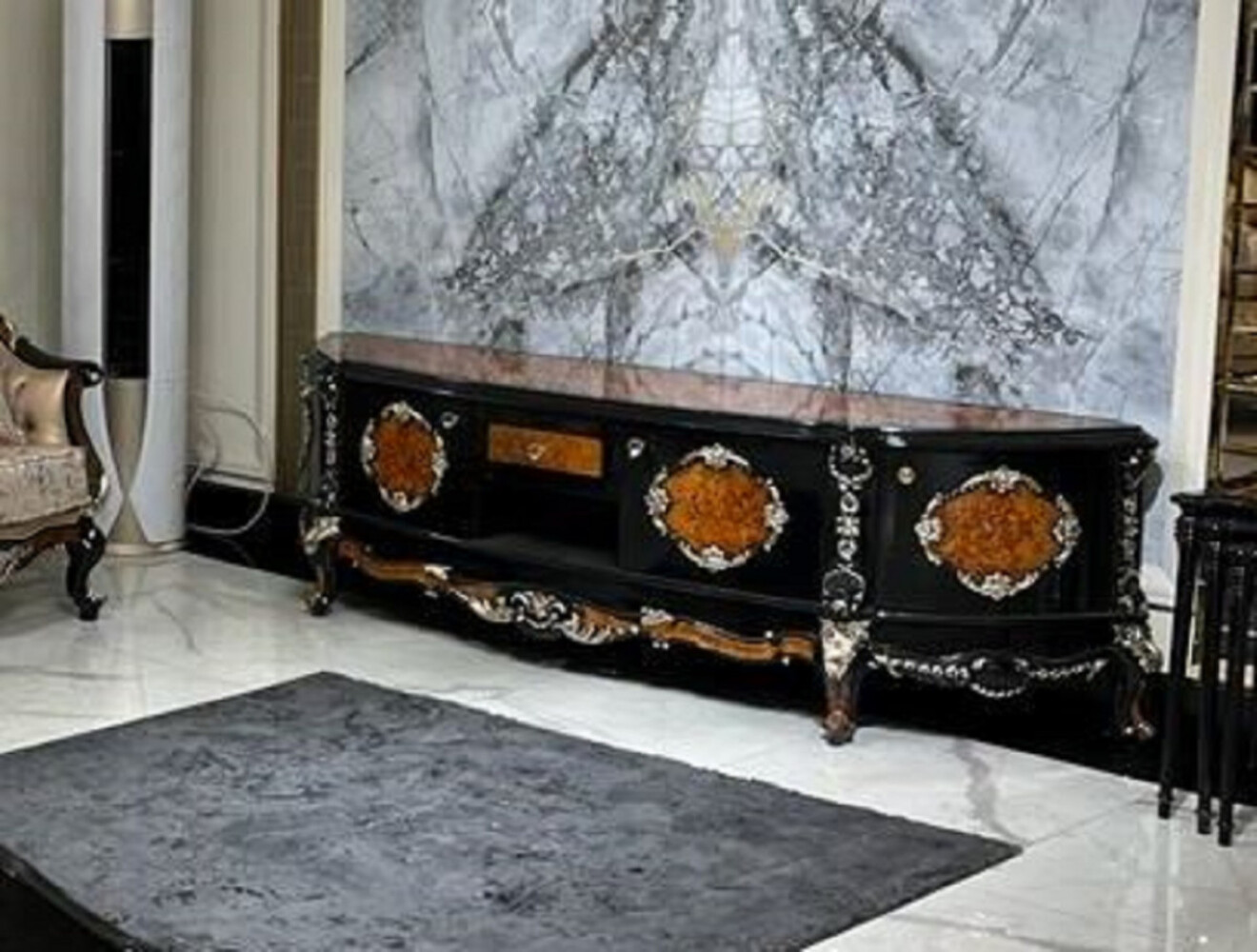 Casa Padrino Luxus Barock TV Schrank Braun / Schwarz / Silber - Prunkvolles Massivholz Sideboard mit 4 Türen und Schublade - Wohnzimmer Möbel im Barockstil - Barock Möbel - Edel & Prunkvoll Bild 1