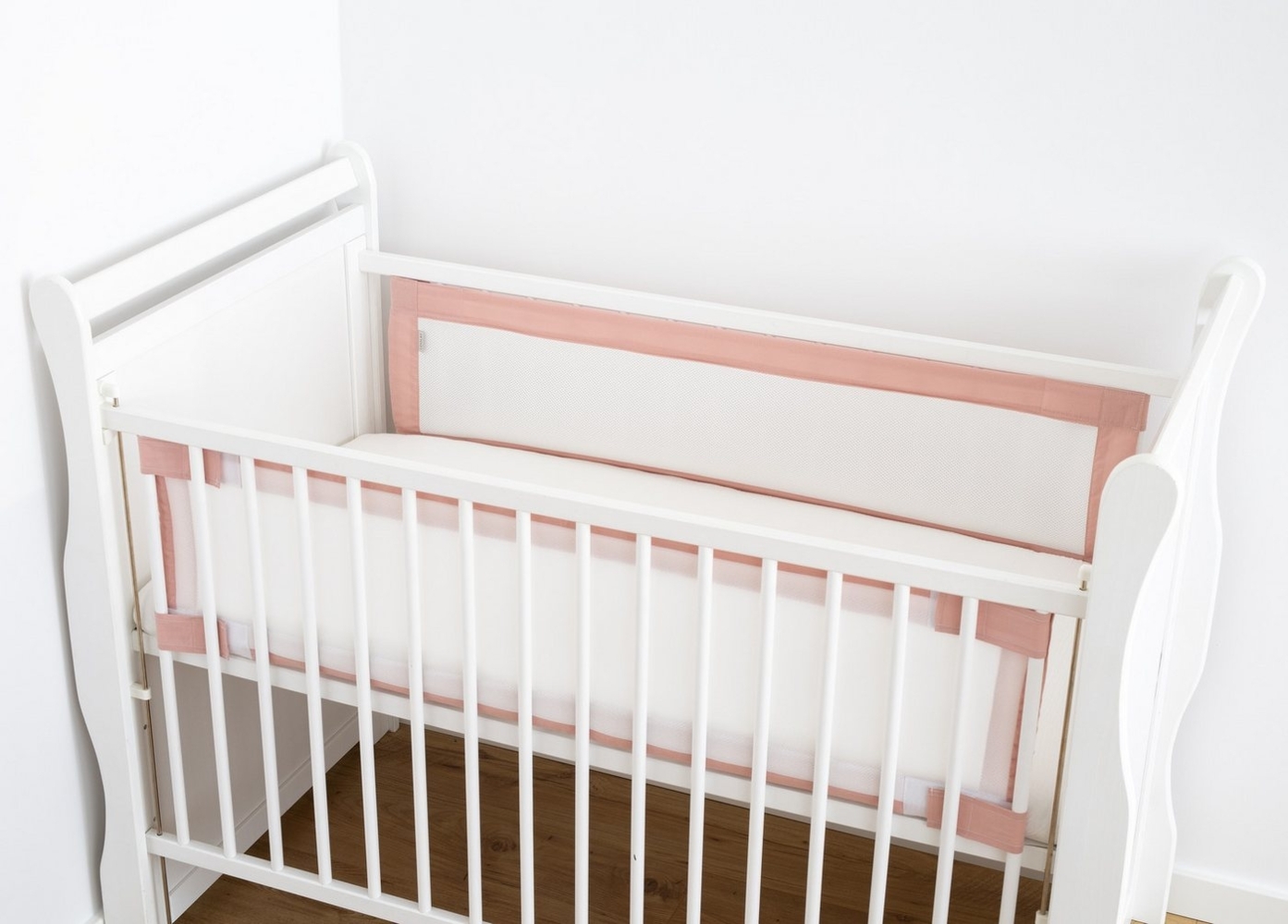 Loolay Bettnestchen ROSA Weiß Atmungsaktiv Netzstoff BETTUMRANDUNG für 140x70 o 120x60, (Klettverschluss, atmungsaktives Netz, 2 TLG. Neugeborene Baby Sprossen Bett Schutz für Mädchen), PREMIUM Geschenk für Eltern eines Neugeborenen Mädchen! Bild 1