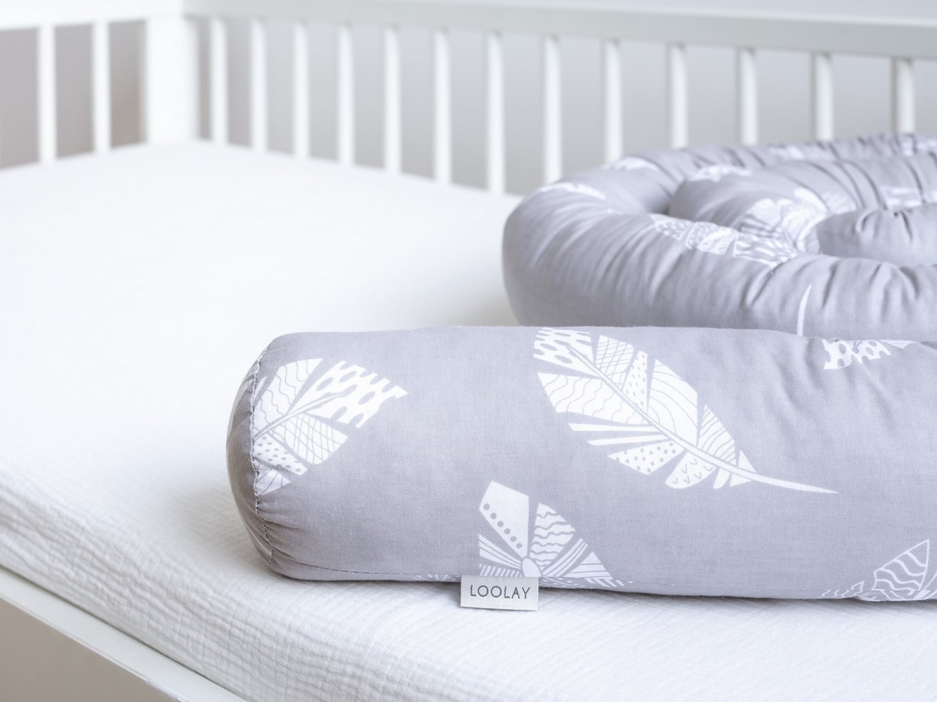 Loolay Nestchenschlange FEDER GRAU Baumwolle Multifunktion PREMIUM Bettschlange Schlange, (Bettumrandung Krabbeldecke Babybett Umrandung Schlange Bett Kopfschutz, Zierkissen Bettrolle Dekokissen Zugluftstopper - Super GESCHENK), LOOLAY® - 100% Europäis... Bild 1