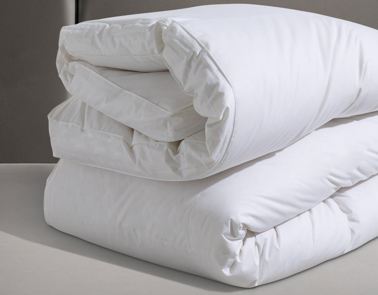 SPESSARTTRAUM Daunenbettdecke First Class, Füllung: 90% Daunen / 10% Federn, Klasse 1, Downpass zertifiziert, Bezug: 100% Baumwolle, nachhaltig (Made in Green), Hausstauballergiker geeignet, 5 Wärmeklassen & 6 Größen, Bestseller Bild 1