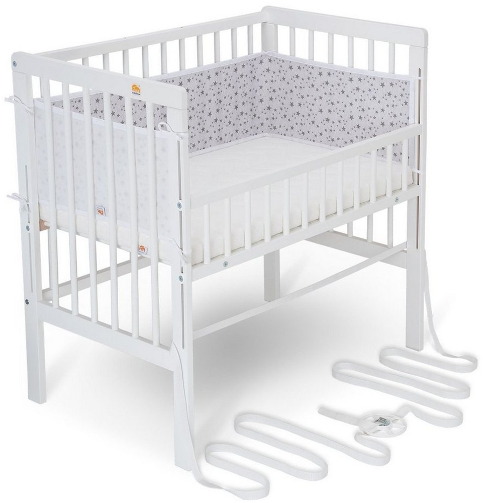 FabiMax Baby Beistellbett für Boxspringbett, TÜV geprüft 2022, inkl. Matratze und Nestchen aus Netzstoff, Buche massiv weiß, Comfort/graue Sterne auf weiß Bild 1