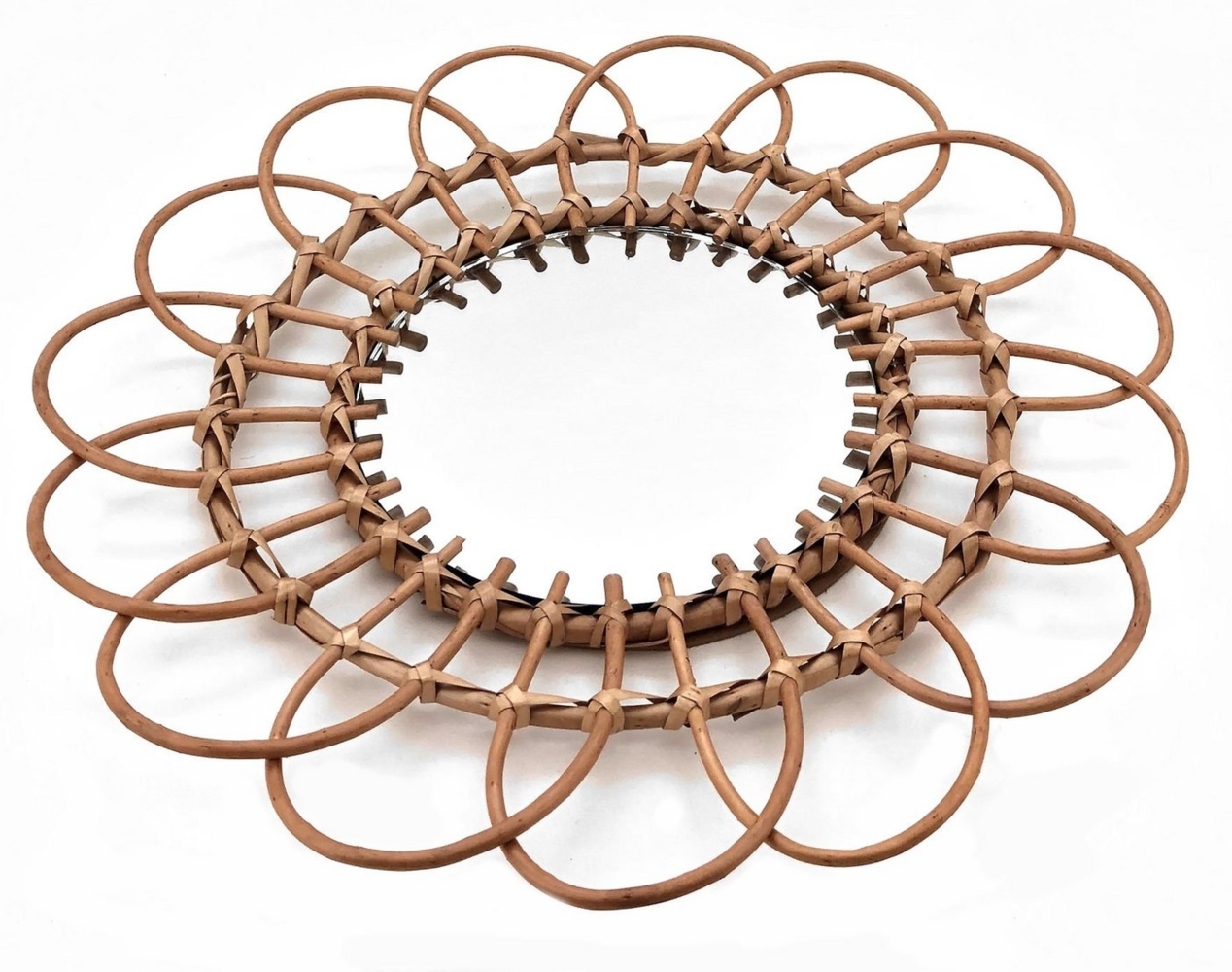 Spetebo Wandspiegel Weide Wandspiegel in Blumen Optik - Ø 50 cm - Deko (1 Wandspiegel, 1-St, Weide Wandspiegel Blume), Hänge Spiegel mit Rattan Elementen in Blumen Form Bild 1