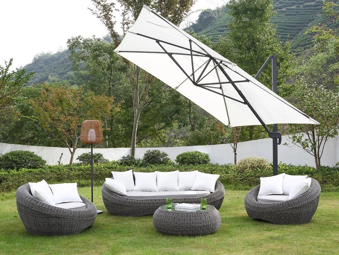 Vente-unique - Garten-Sitzgruppe Polyrattan: Sofa, 2 Sessel + Tisch - Grau - WHITEHEAVEN von MYLIA Bild 1