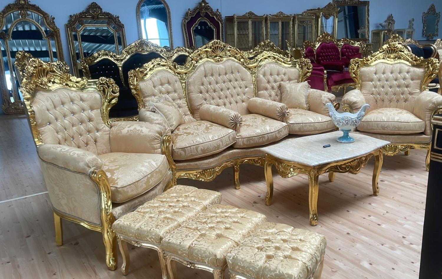 Casa Padrino Barock Wohnzimmer Set Gold Muster / Gold - 1 Barock Sofa & 2 Barock Sessel - Wohnzimmer Möbel im Barockstil - Barock Möbel - Wohnzimmer Einrichtung im Barockstil Bild 1