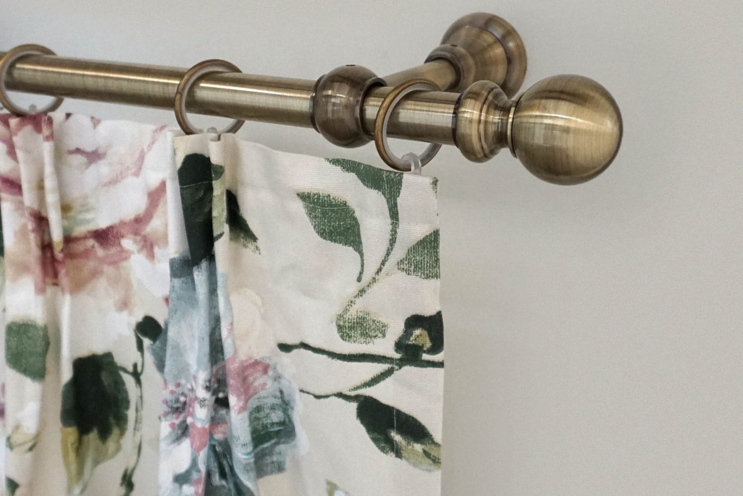 GARESA Gardinenstange ANDREA, Ø 20 mm, 1-läufig, Wunschmaßlänge, verschraubt, Metall, Vorhanggarnitur, verlängerbar, Endknopf Kugel lang, mit Ringen Bild 1