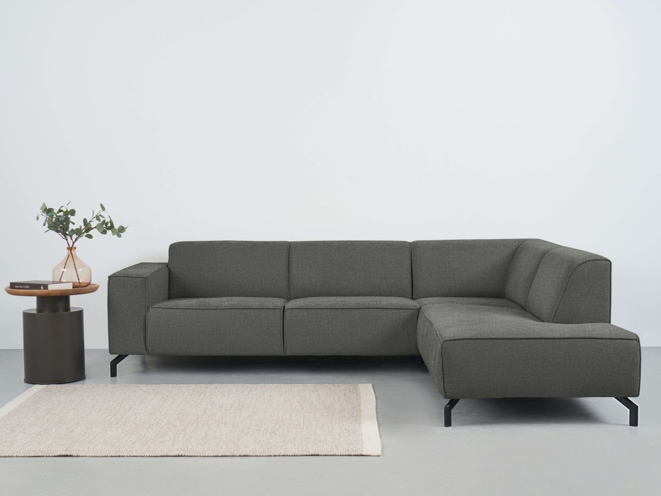 Places of Style Ecksofa Lorcan, mit schwarzen Metallfüßen, Lederoptik und in weichem Strukturstoff Bild 1