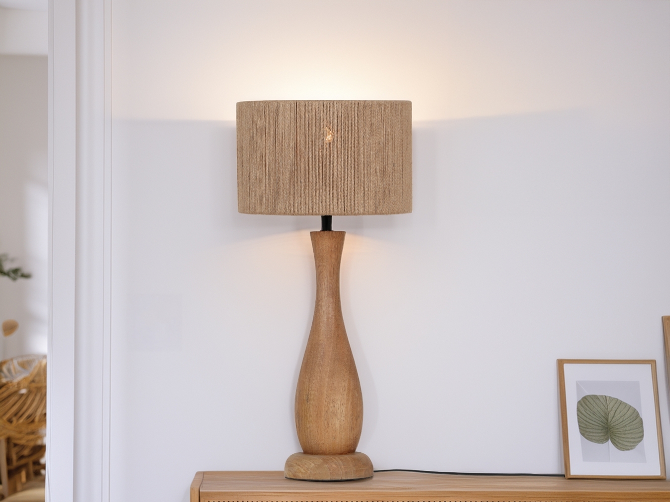 Große LED Tischleuchte aus Naturholz mit Lampenschirm aus Jute, Höhe 54cm Bild 1