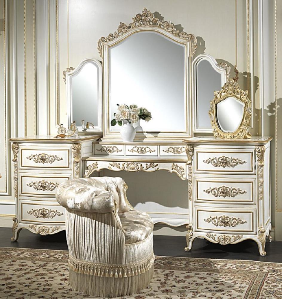 Casa Padrino Luxus Barock Schlafzimmer Set Weiß / Gold - 1 Schminkkommode & 1 Spiegel & 1 Sessel - Prunkvolle Schlafzimmer Möbel - Hotel Möbel - Schloss Möbel - Luxus Qualität - Made in Italy Bild 1