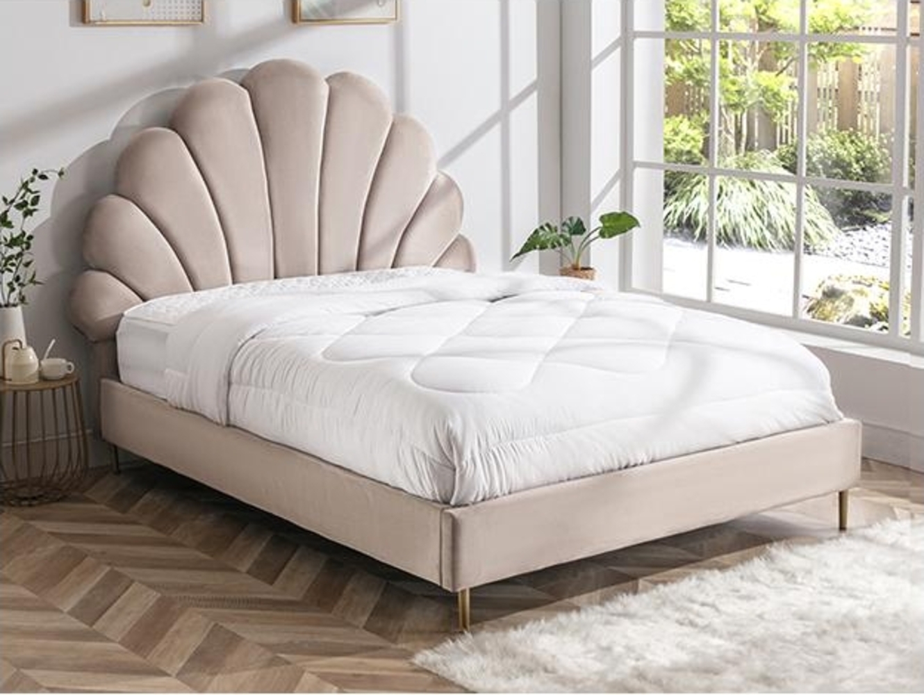 Vente-unique - Bett mit Kopfteil in Muschelform + Matratze - 140 x 190 cm - Samt - Beige - LIVAYA Bild 1