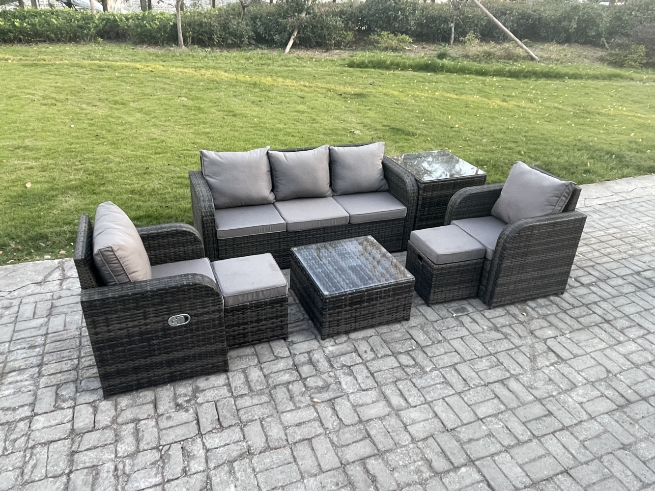 Fimous Gartenmöbelset 7-Sitzer Rattan Sofa Set mit Liegestühle 3-Sitzer Sofa Beistelltisch 2 kleine Fußhockern Dunkelgrau Gemischt Bild 1