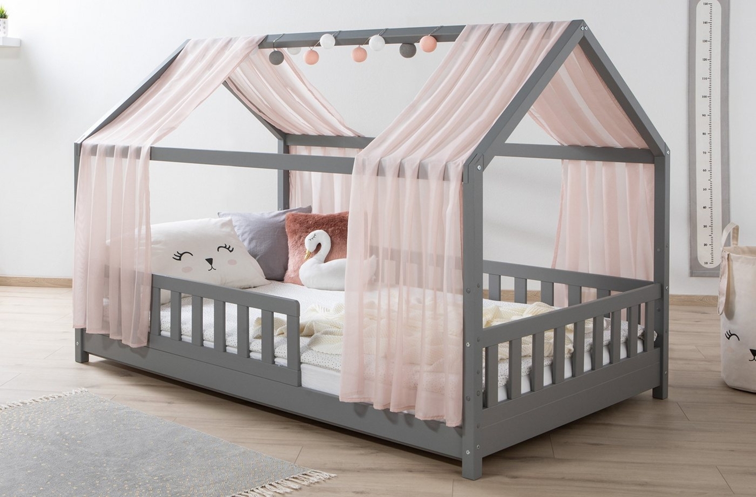 Ticaa Hausbett Kim mit Rausfallschutz aus Kiefer, Kinderbett 120x200, inkl. Tüll-Set, mit Rollrost, mit Matratze Bild 1