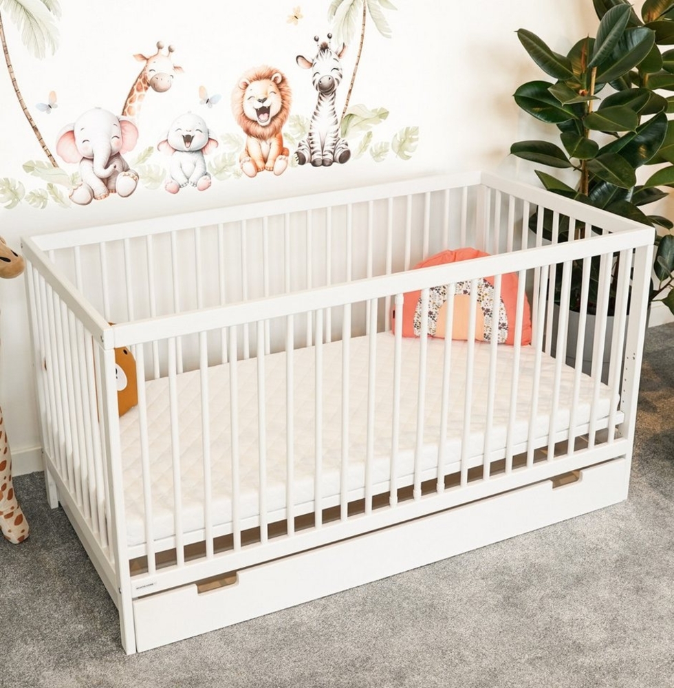 Alavya Home® Babybett TOBI I Das Beste für Kleine Babys I 9-fach höhenverstellbarer EN 716-1, Babybett 70x140 mit Matratze und Schublade Gitterbett aus Buchenholz Bild 1