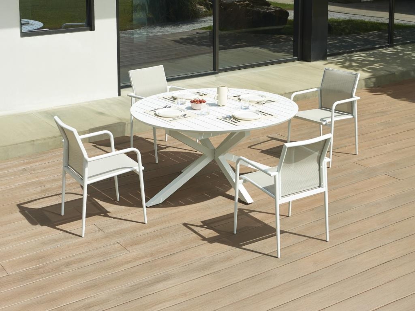 Vente-unique - Garten-Essgruppe: Tisch ausziehbar 150/200 cm + 4 stapelbare Sessel - Aluminium - Hellgrau & Weiß - YOHA von MYLIA Bild 1