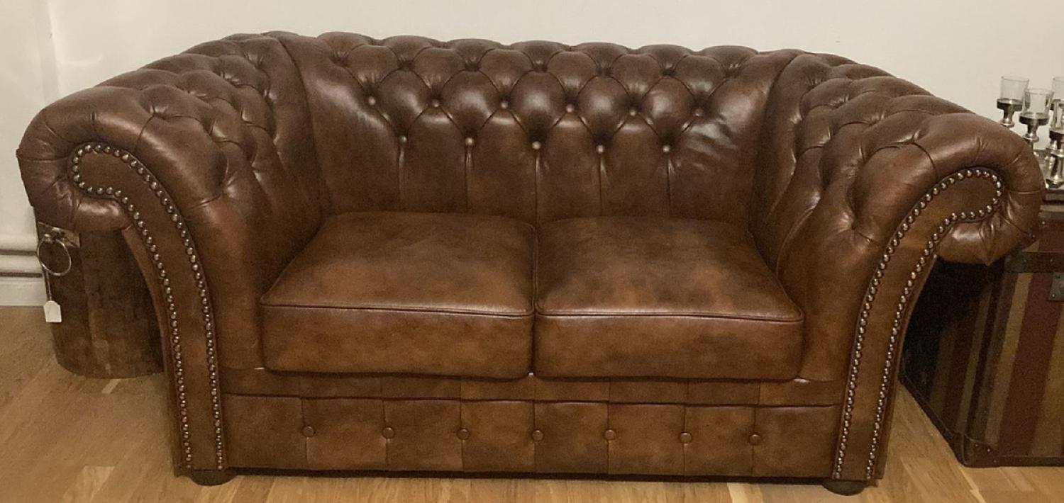 Casa Padrino Luxus Chesterfield Leder 2er Sofa Vintage Braun 170 x 90 x H. 80 cm - Echtleder Wohnzimmer Sofa - Wohnzimmer Möbel - Chesterfield Möbel - Luxus Möbel - Luxus Wohnzimmer Einrichtung Bild 1