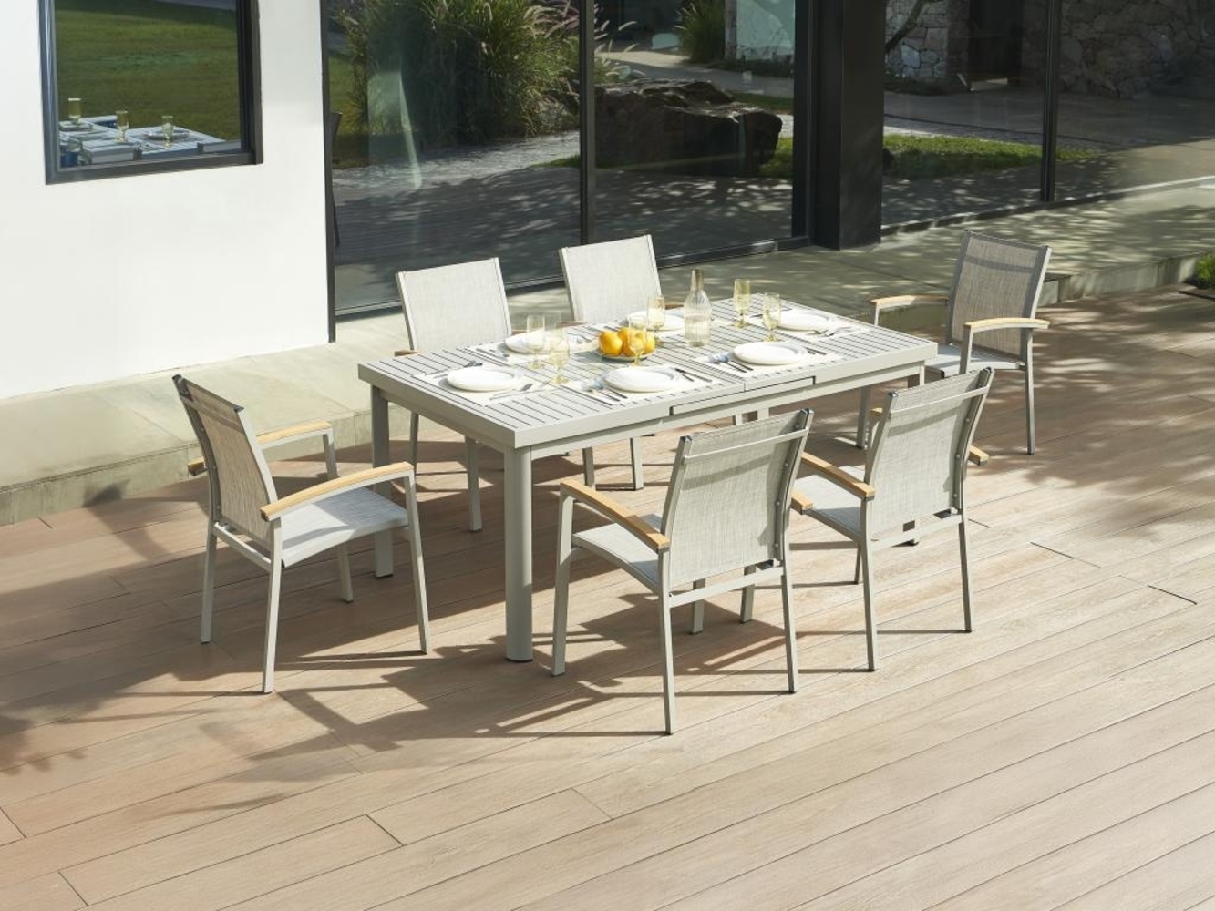 Vente-unique - Garten-Essgruppe: Tisch ausziehbar 180/240 cm + 6 stapelbare Sessel mit Armlehnen aus Akazienholz - Aluminium - Taupe - NAURU von MYLIA Bild 1