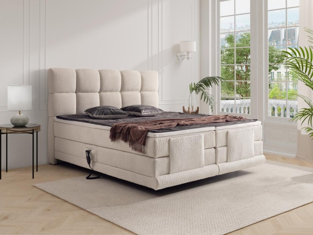 Vente-unique - Boxspringbett mit Bett-Kopfteil + elektrisch verstellbare Lattenroste + Matratzen + Topper - 2 x 80 x 200 cm - Bouclé-Stoff - Beige - OMILA von PALACIO Bild 1