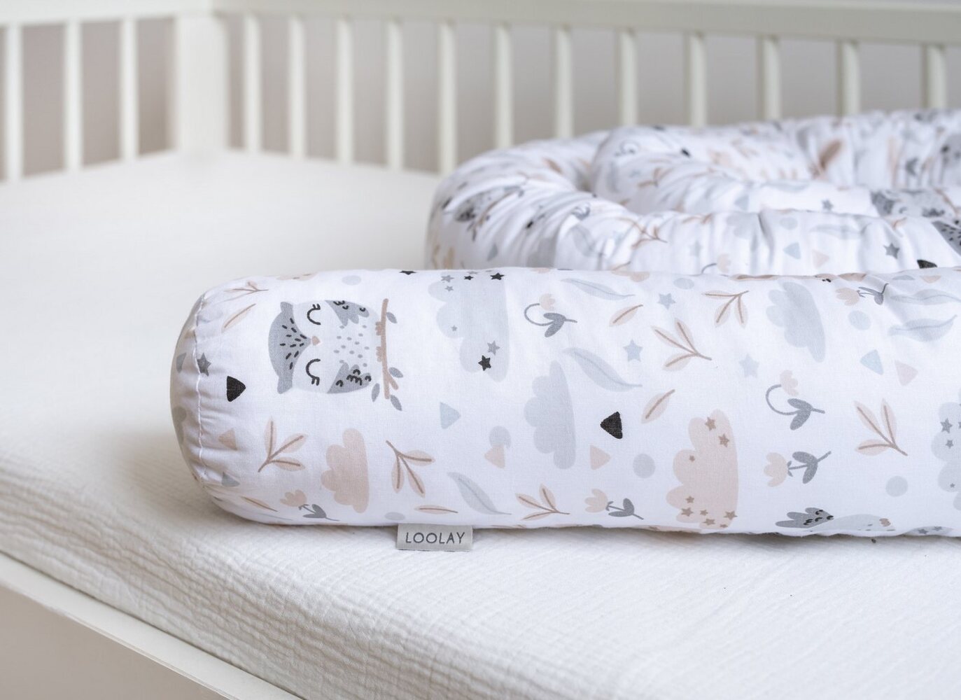 Loolay Nestchenschlange HASE EULE Beige Weiß Baumwolle Multifunktion PREMIUM Bettschlange, (Bettumrandung Krabbeldecke Babybett Umrandung Schlange Bett Kopfschutz, Zierkissen Bettrolle Dekokissen Zugluftstopper - Super GESCHENK), LOOLAY® - 100% Europäi... Bild 1